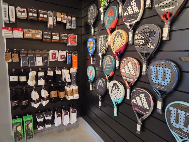 Boutique spécialisée en padel avec raquettes et accessoires à Bordeaux