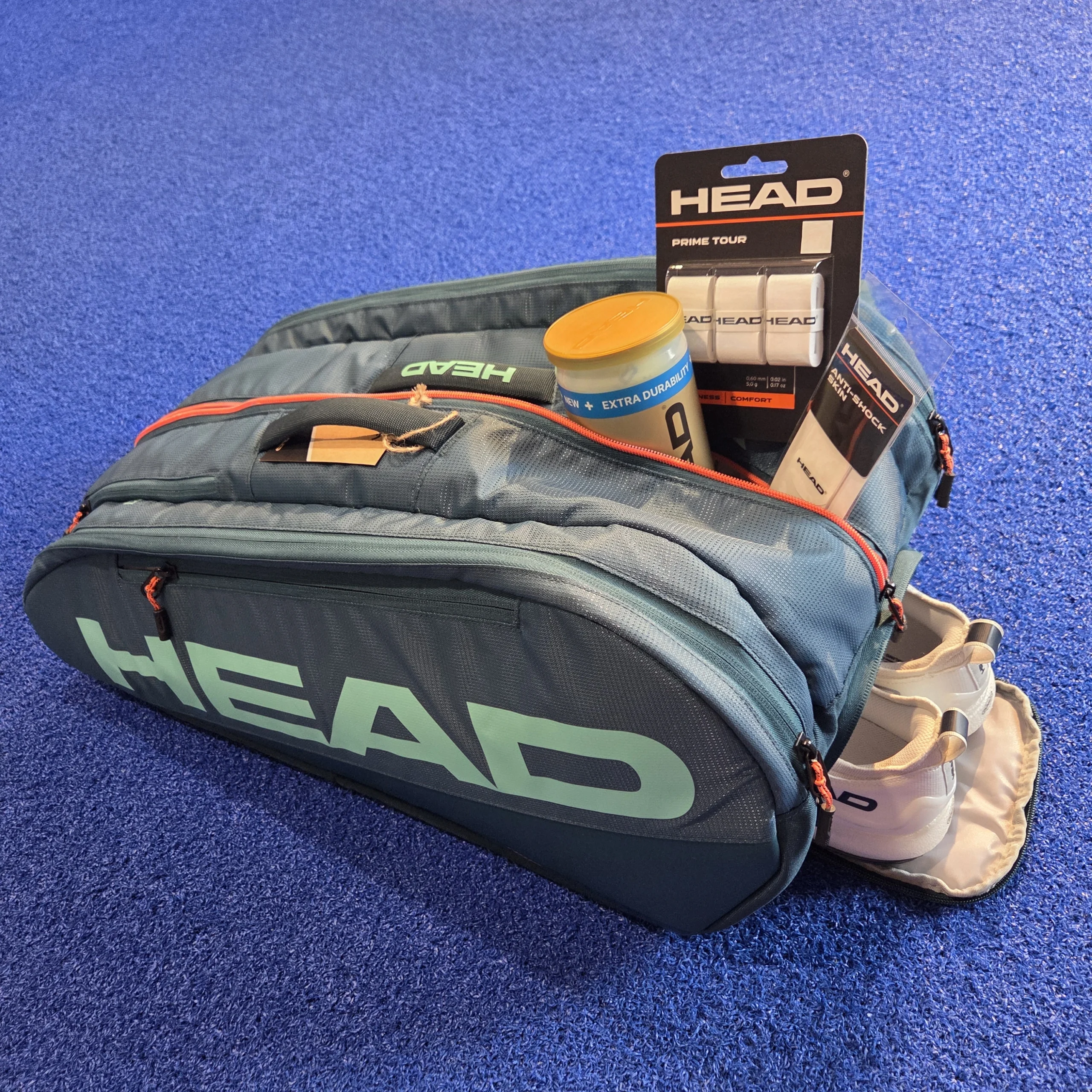 accessoires padel débutant dans un sac de padel