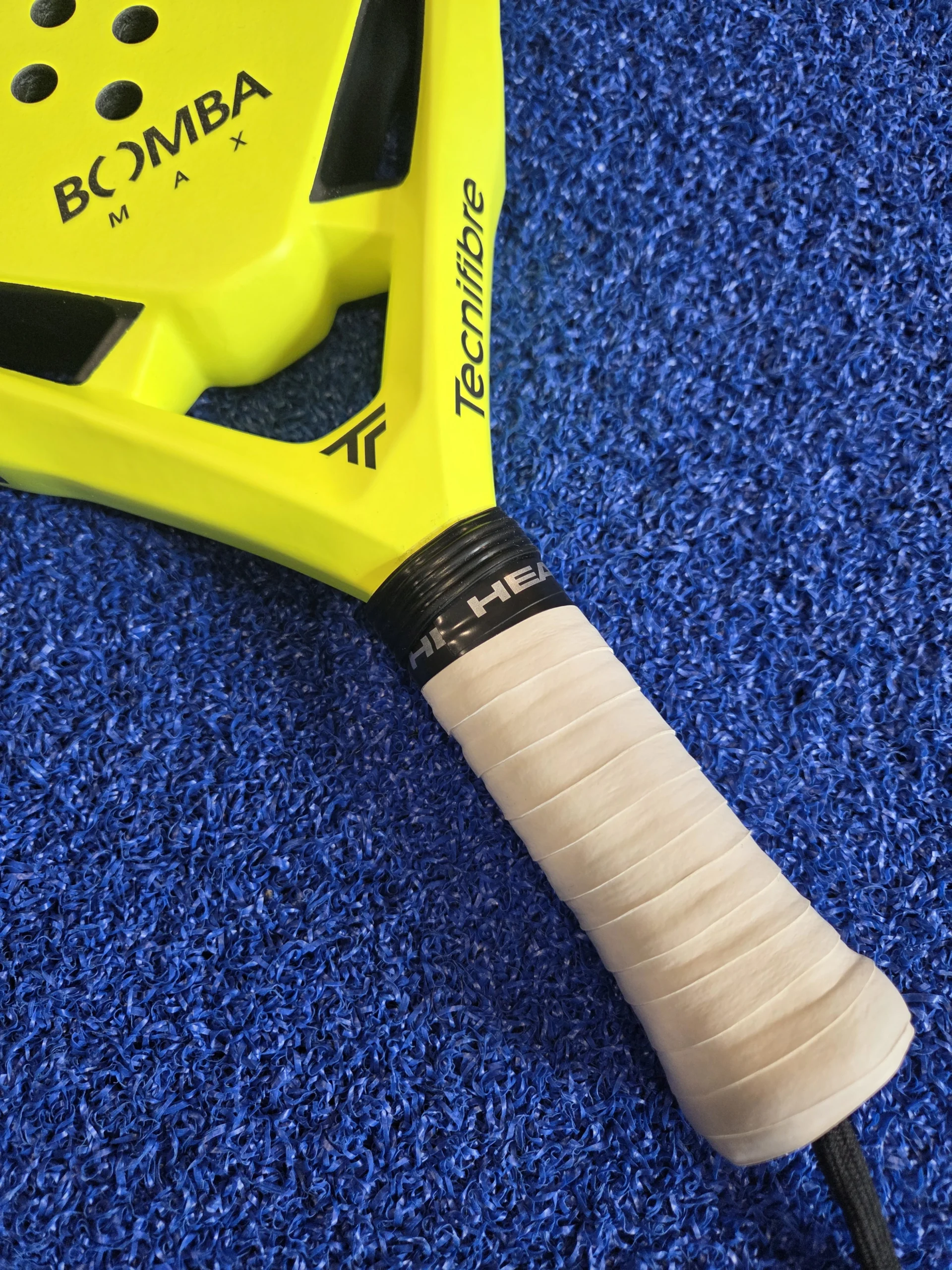 Surgrip blanc installé sur une raquette de padel